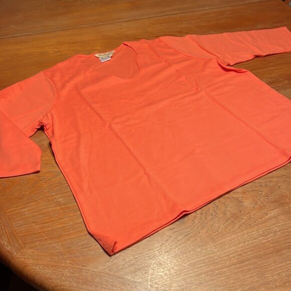 Norm Thompson v-neck top - Picture 1 of 5